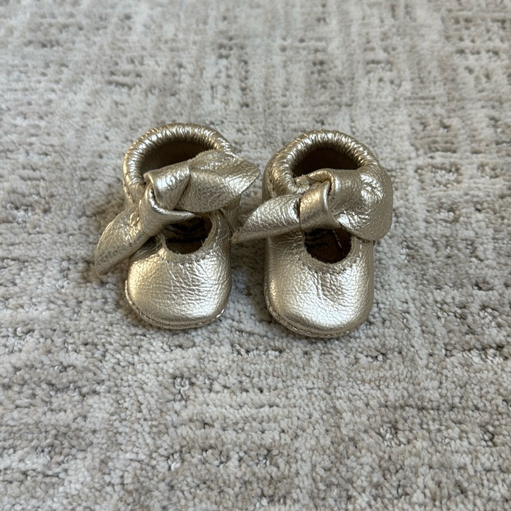 Freshly Picked (FP) - Knotted Bow Baby Shoe (Size 0)
